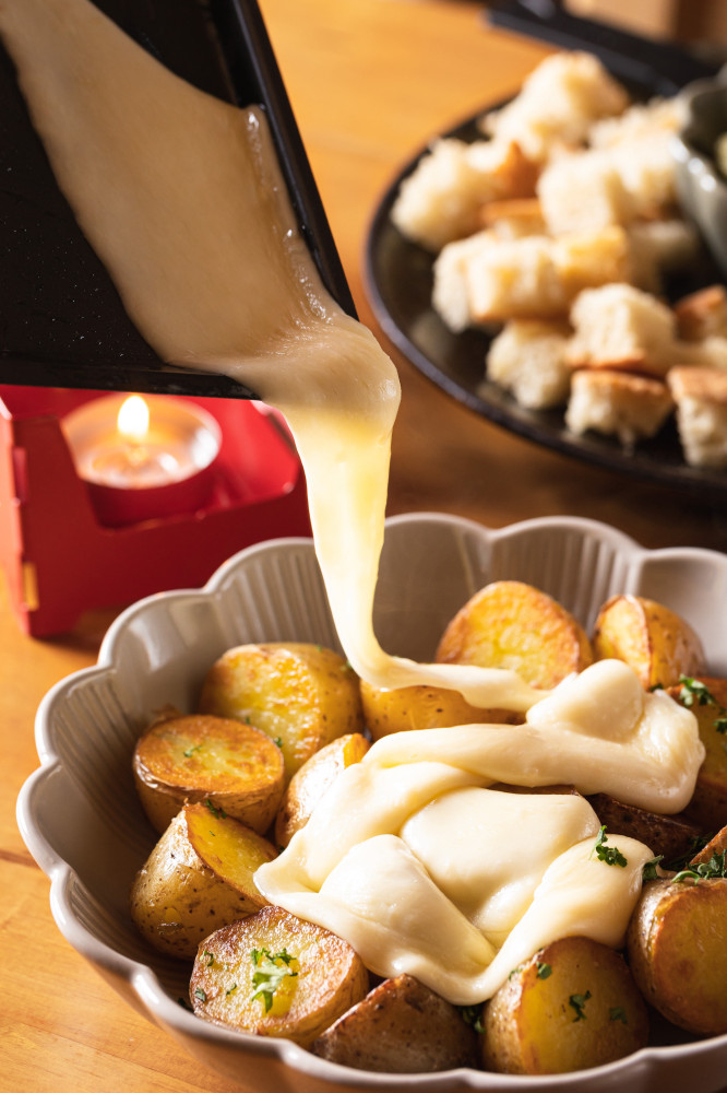 Raclette patří k tradičním pokrmům švýcarské kuchyně.