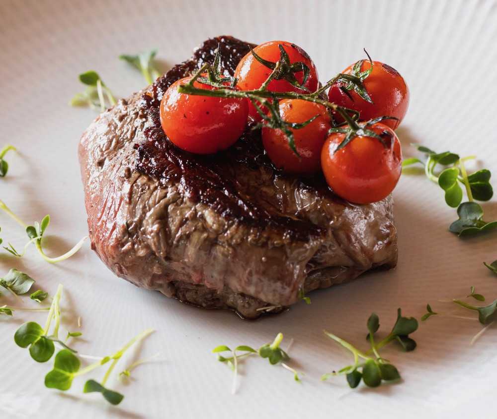 Steak z vyzrálé hovězí svíčkové s cherry rajčaty a microgreens