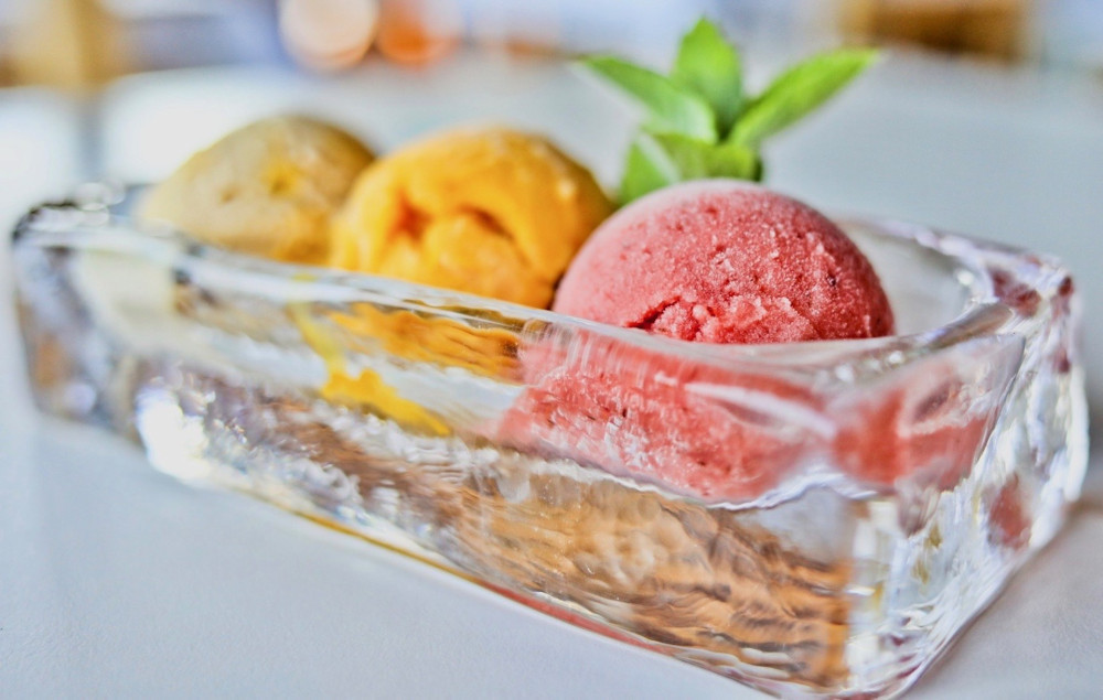 Mágico gelato pravá italská zmrzlina,tři kopečky: jahodová, mango a slaný karamel